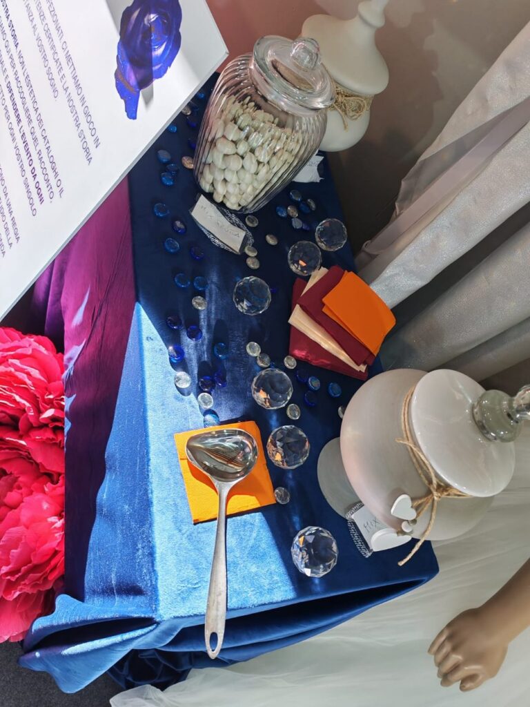 Confettata allestita su velluto blu con cristalli e barattoli di confetti